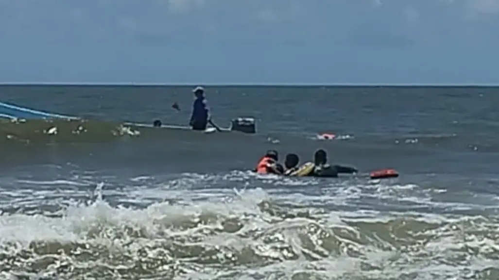 SSP rescata a dos menores que eran arrastrados por el mar en Veracruz