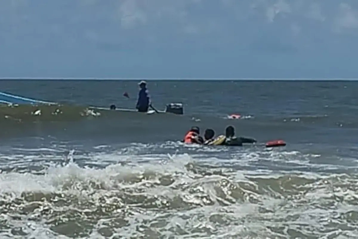 Rescatan a dos menores del mar abierto en Veracruz. Foto: Especial