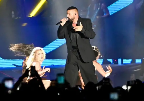 Corren con chorro de agua a personas de concierto de Ricky Martin en Veracruz