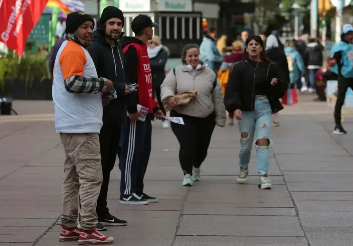 Voluntarios reparten propaganda política, el 27 de junio de 2024, antes de las elecciones en Montevideo. Foto: EFE