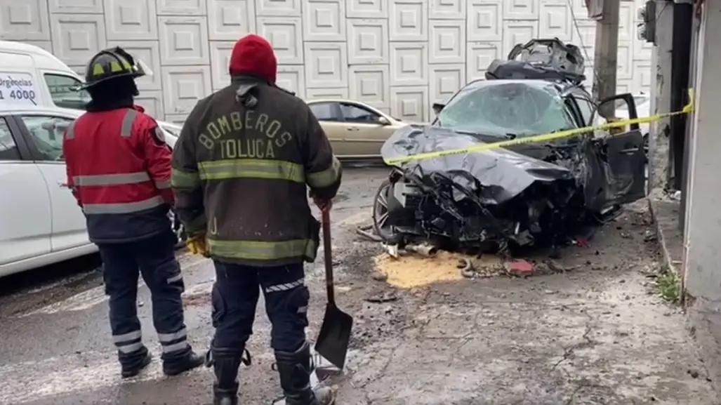 Vuela auto desde puente en Paseo Tollocan, conductor vive para contarlo (VIDEO)