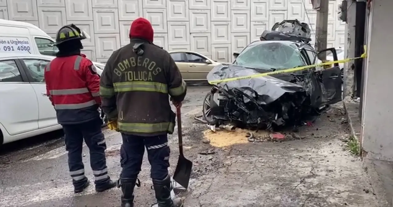 El conductor del auto Versa huyó y abandonó el vehículo. Foto: Captura de pantalla