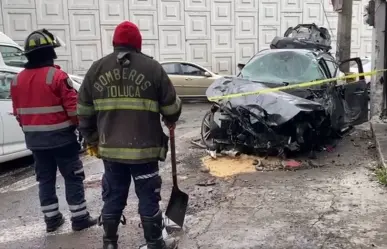 Vuela auto desde puente en Paseo Tollocan, conductor vive para contarlo (VIDEO)