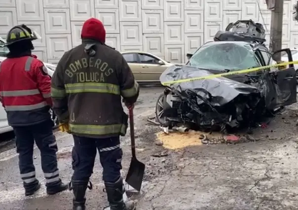 Vuela auto desde puente en Paseo Tollocan, conductor vive para contarlo (VIDEO)