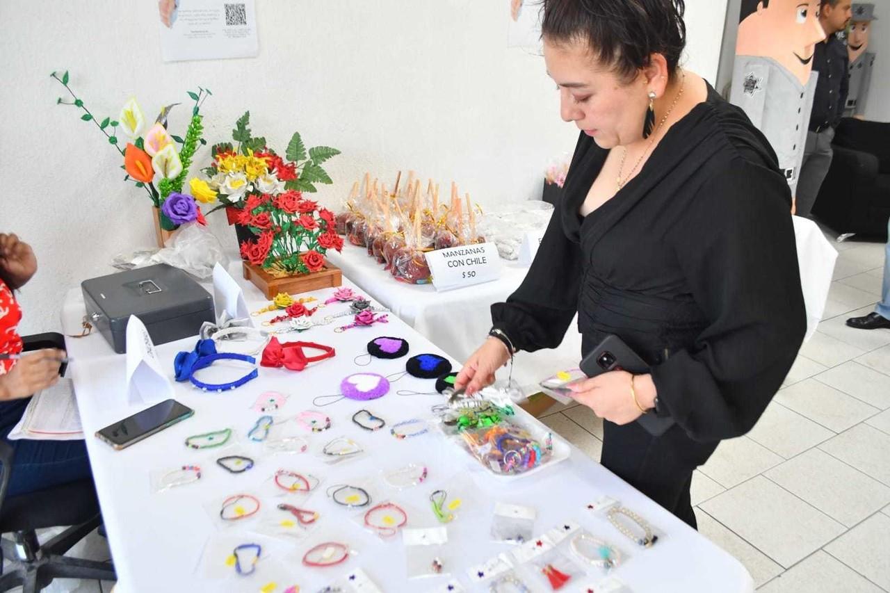 Exposición y venta de productos realizados por población femenina de CEDES Victoria. Foto: redes sociales