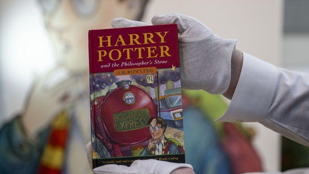 Subastan portada original de Harry Potter. Foto. AFP