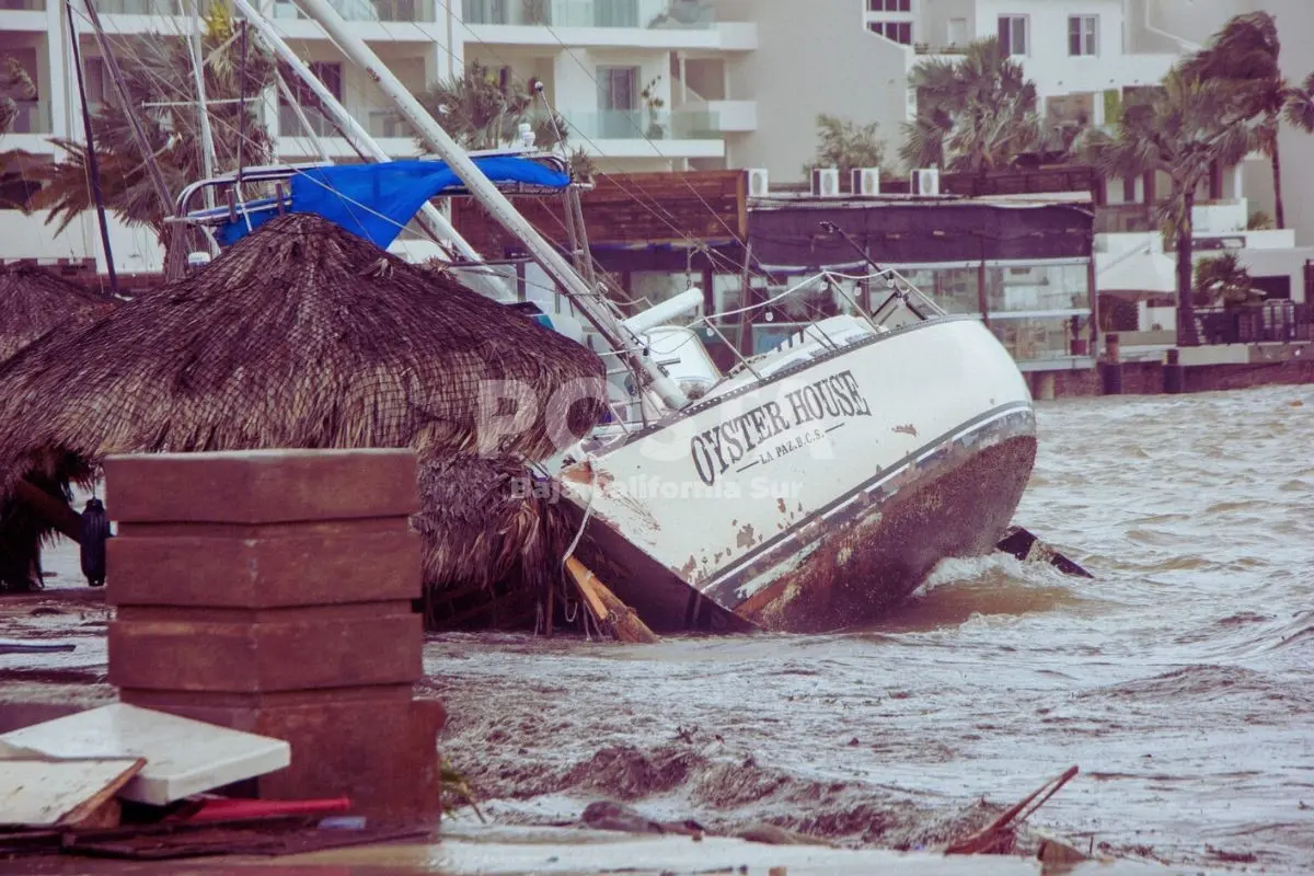 Barco arrastrado por el Huracán Norma. Foto: Alberto Cota / POSTA BCS