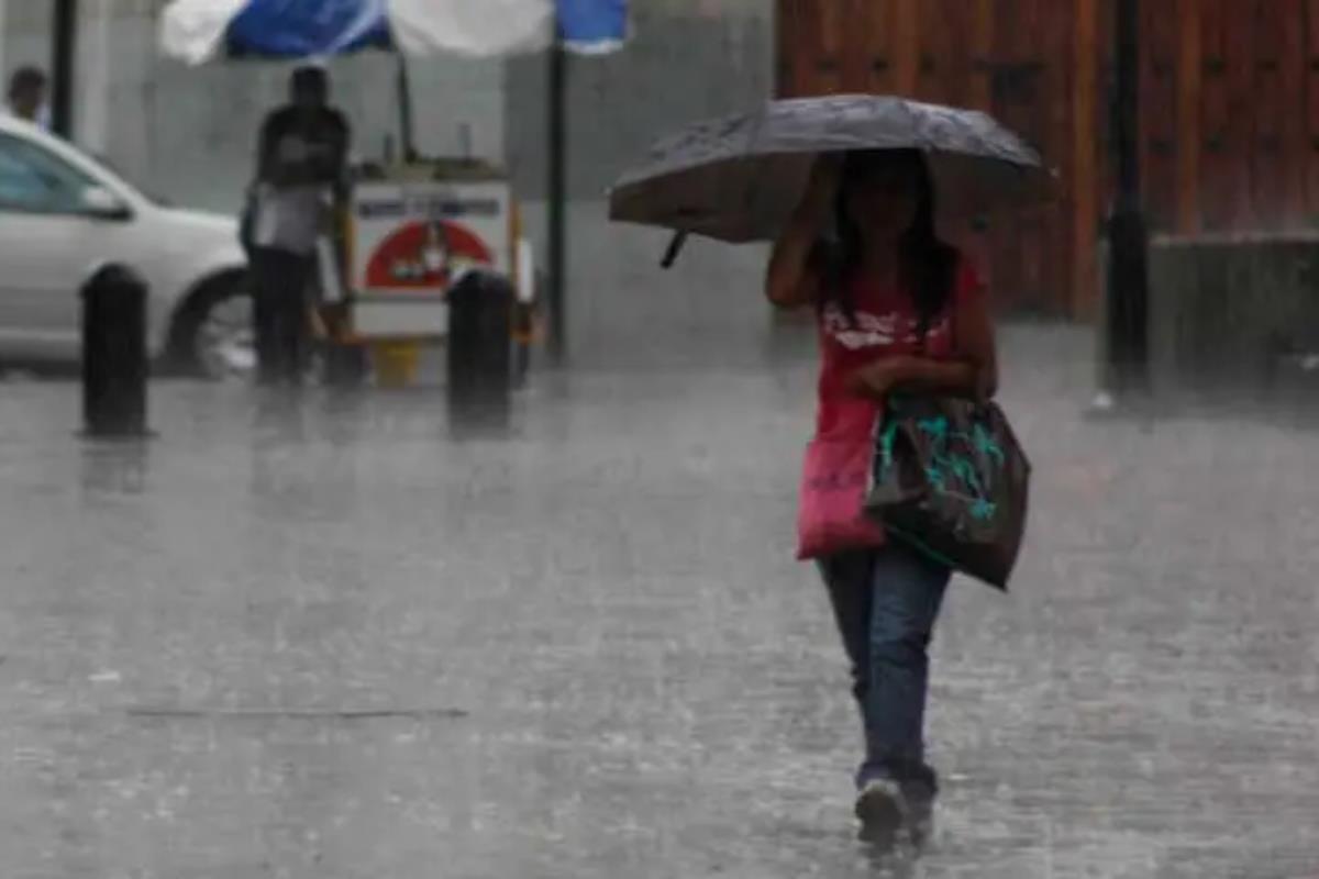 El disturbio tropical mantiene un 50% de probabilidad de desarrollo ciclónico antes de moverse a tierra en la costa norte-centro de Veracruz esta noche o en las primeras horas del lunes. Foto: Carlos García