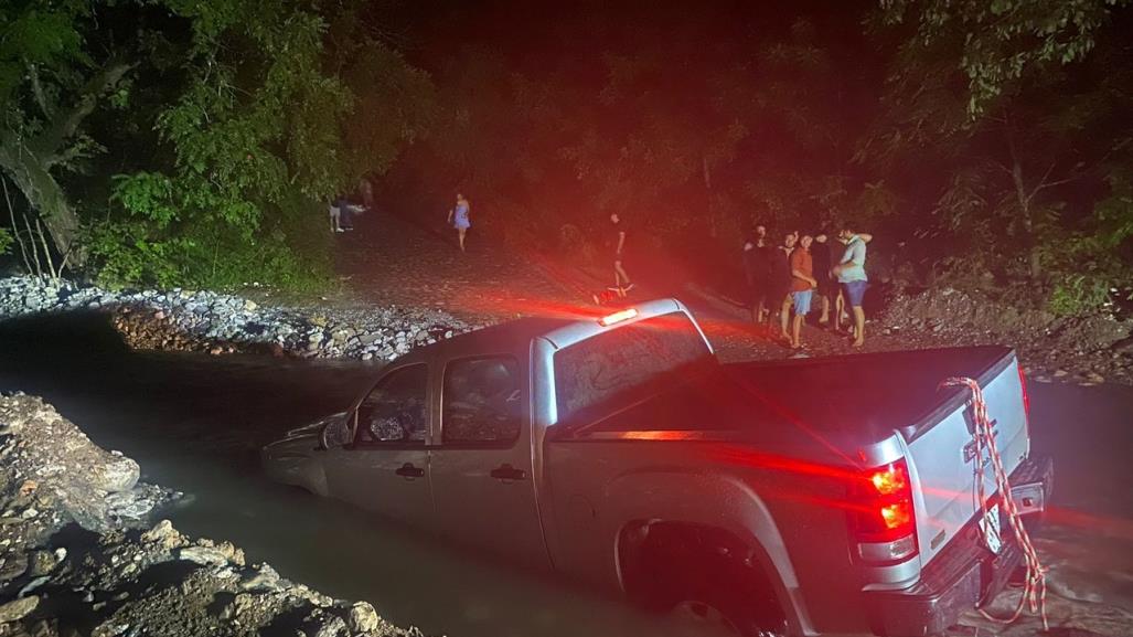 Camioneta queda atrapada en río de Monterrey