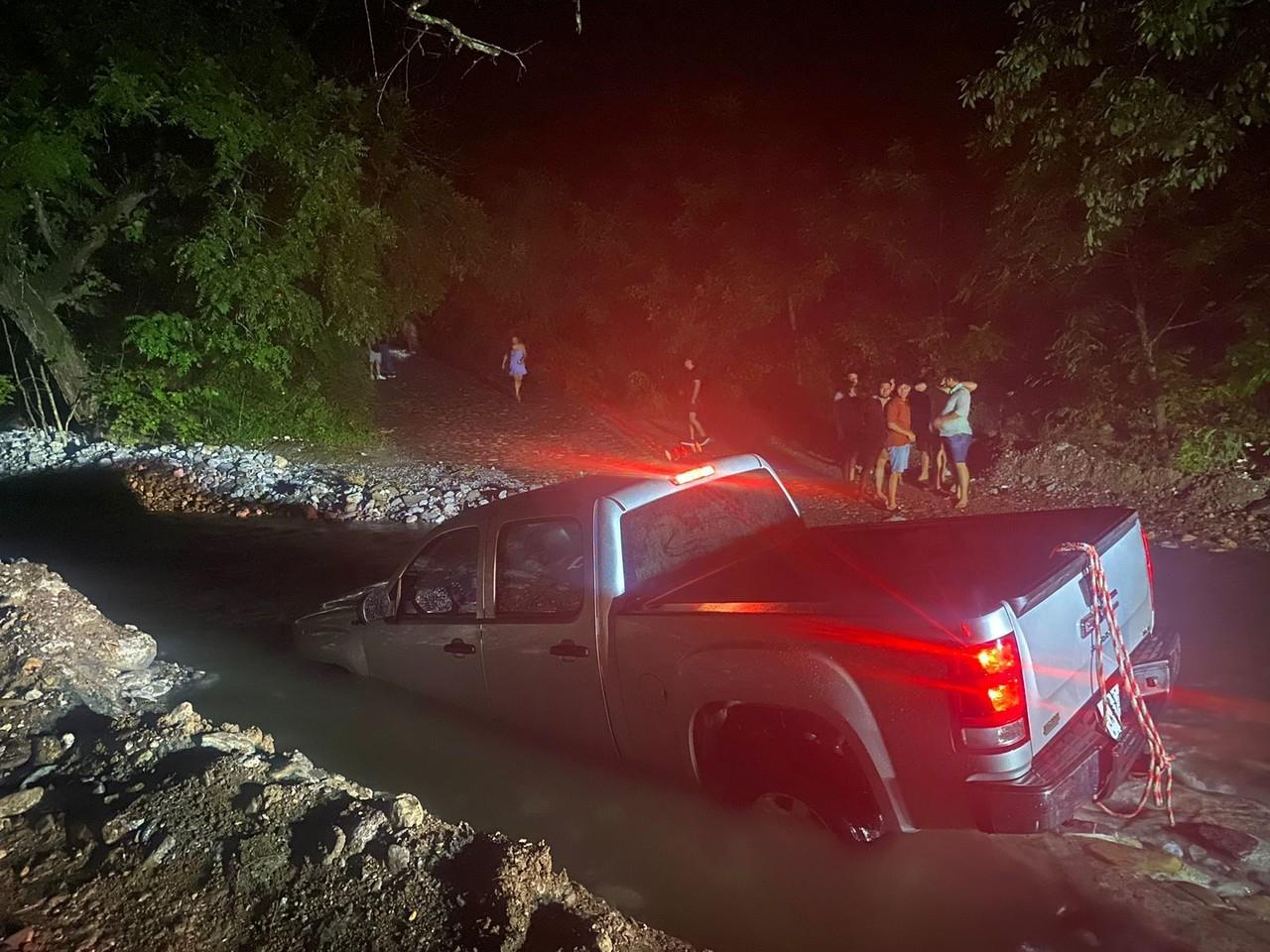 Camioneta varada al interior de un río. Foto: PCNL