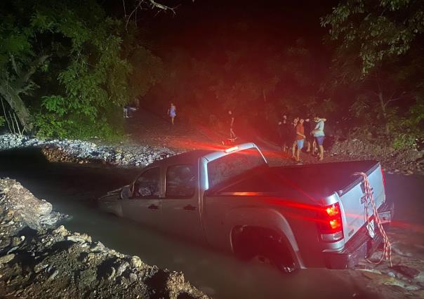 Camioneta queda atrapada en río de Monterrey