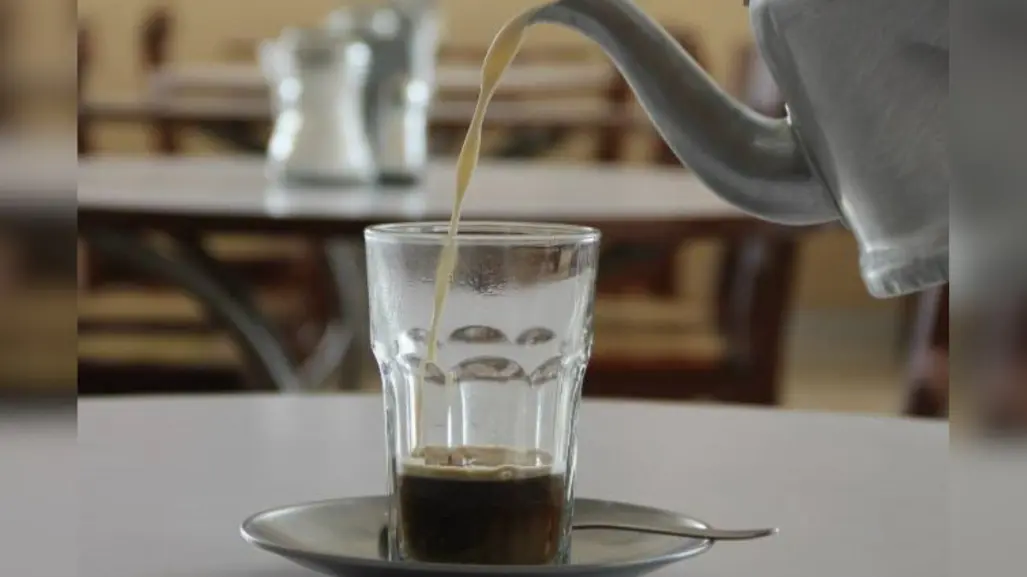 Tintinear el vaso de café en La Parroquia, antiguo como el carnaval de Veracruz