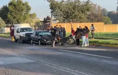 Motociclista fallece tras chocar con automóvil en Metepec