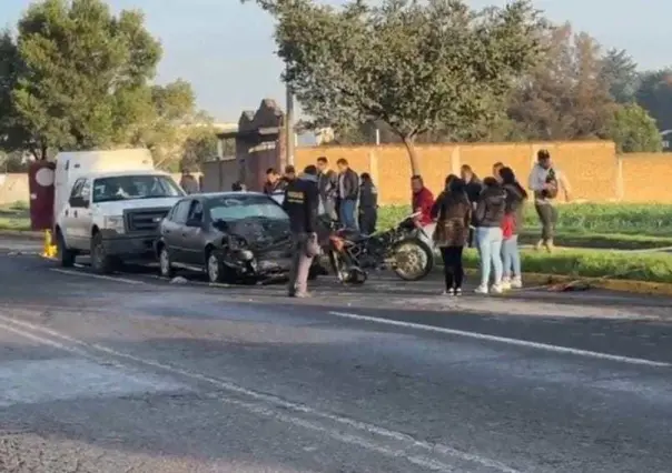 Motociclista fallece tras chocar con automóvil en Metepec