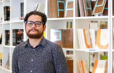 Conoce a Jesús Emiliano de la Garza González, ganador del Premio Nacional de Poesía Carmen Alardín