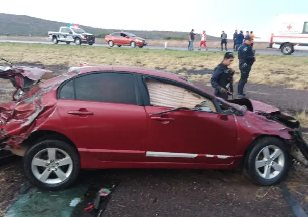 Sobrevive a la destrucción de su coche en la autopista a Gómez Palacio