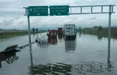 Bajo el agua y cerrado el Circuito Exterior Mexiquense (VIDEO)