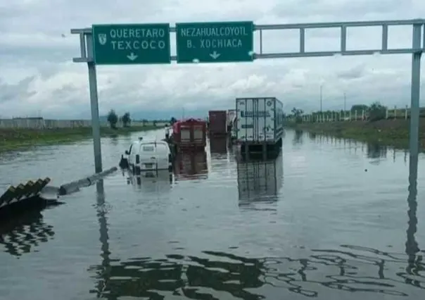 Bajo el agua y cerrado el Circuito Exterior Mexiquense (VIDEO)