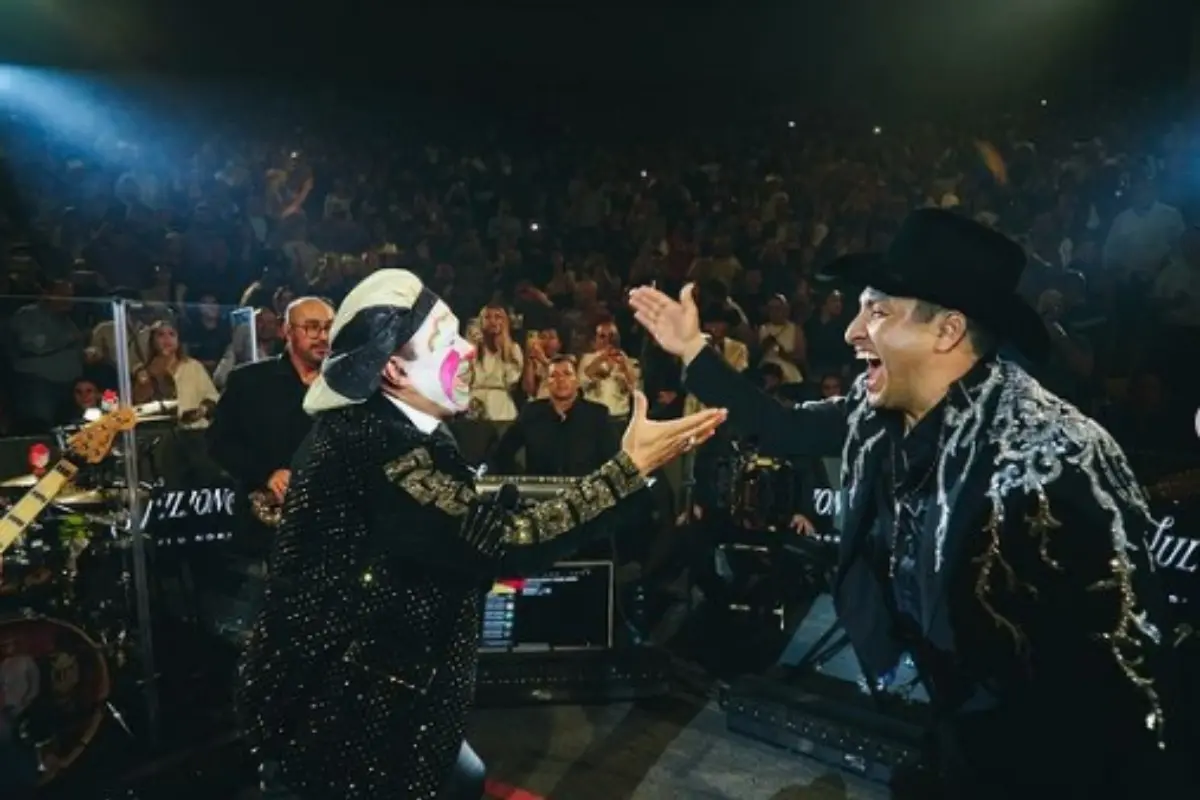 Brincos Dieras y Julión Álvarez cantando en la feria de San Juan del Río Foto: Instagram @lospasosdejulion