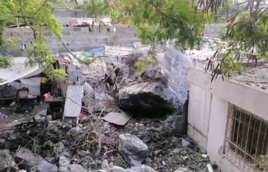 Deslave daña casas en zona del Cerro del Topo Chico en Monterrey