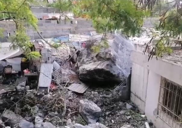 Deslave daña casas en zona del Cerro del Topo Chico en Monterrey