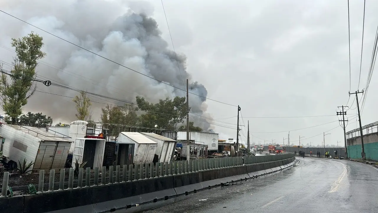 Columna de humo y camiones en Av. Ferrocariles.    Foto: Ramón Ramírez