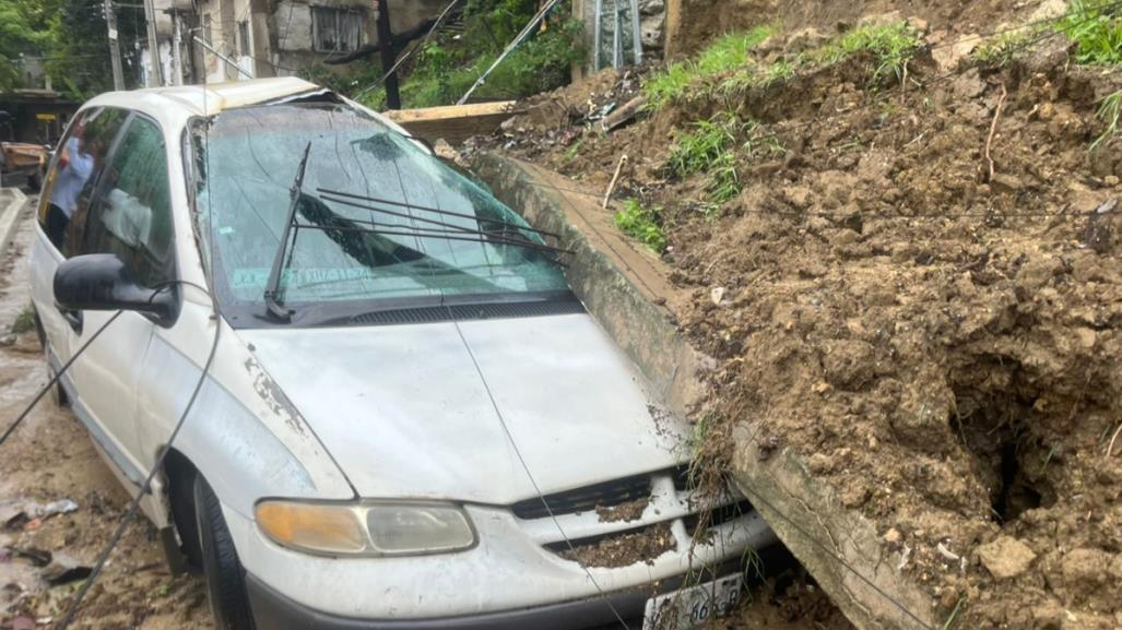 Se desgaja cerro y barda aplasta camioneta en Tampico