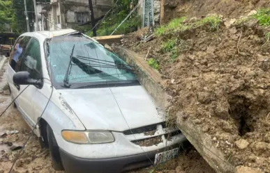 Se desgaja cerro y barda aplasta camioneta en Tampico