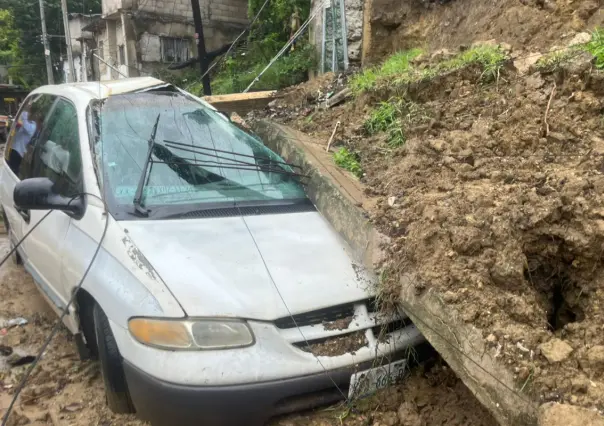 Se desgaja cerro y barda aplasta camioneta en Tampico