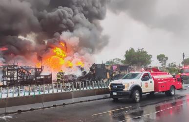 Fuerte incendio consume viviendas en Nezahualcóyotl (VIDEO)