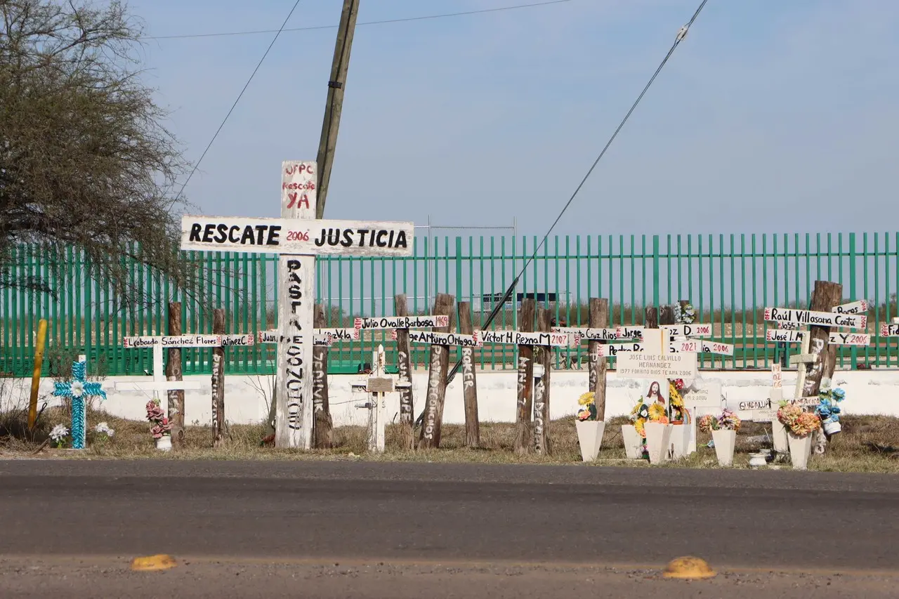 Memoriales realizados en homenaje a los trabajadores fallecidos en la mina de Pasta de Conchos en 2006. (Fotografía: Archivo)