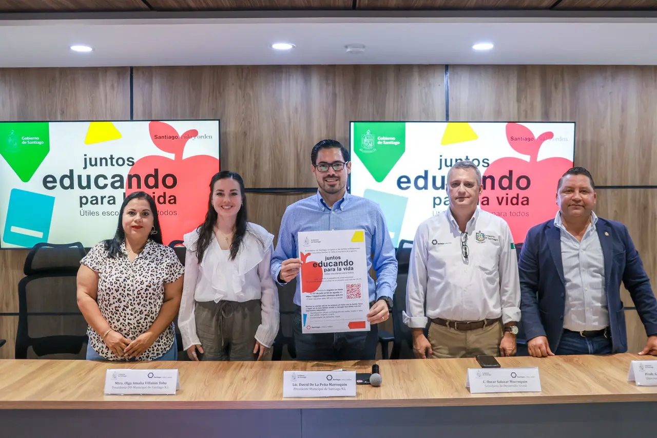 David de la Peña Marroquín, alcalde de Santiago; junto a su esposa Olga Amalia Villalón y autoridades correspondientes. Foto: Gobierno de Santiago