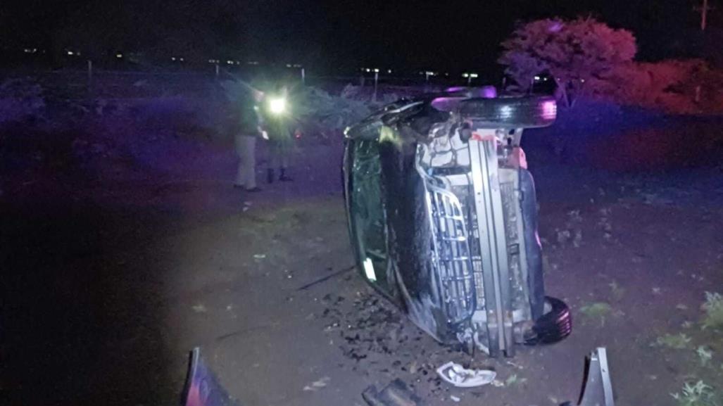 Vuelcan y abandonan camioneta en carretera Nuevo Ideal - Santiago