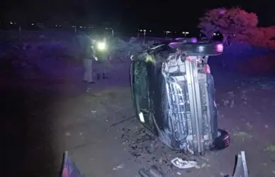 Vuelcan y abandonan camioneta en carretera Nuevo Ideal - Santiago