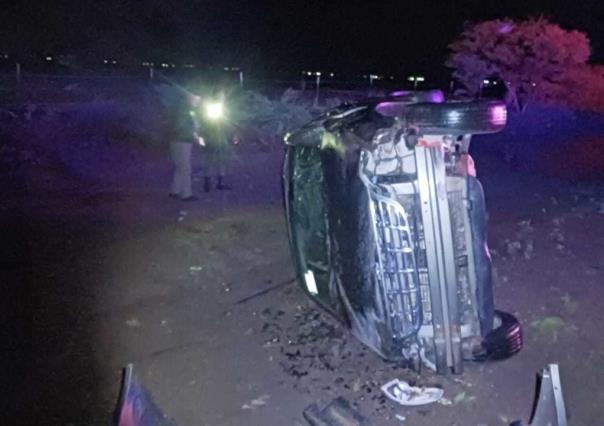 Vuelcan y abandonan camioneta en carretera Nuevo Ideal - Santiago