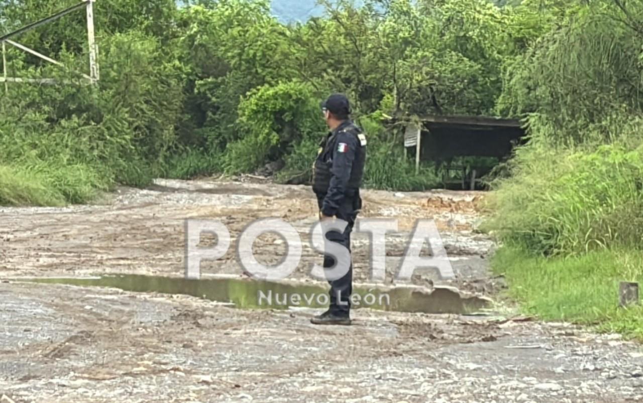 Policías municipales y ministeriales cubriendo la zona donde se halló el cuerpo para comenzar las indagatorias. Foto: Raymundo Elizalde.