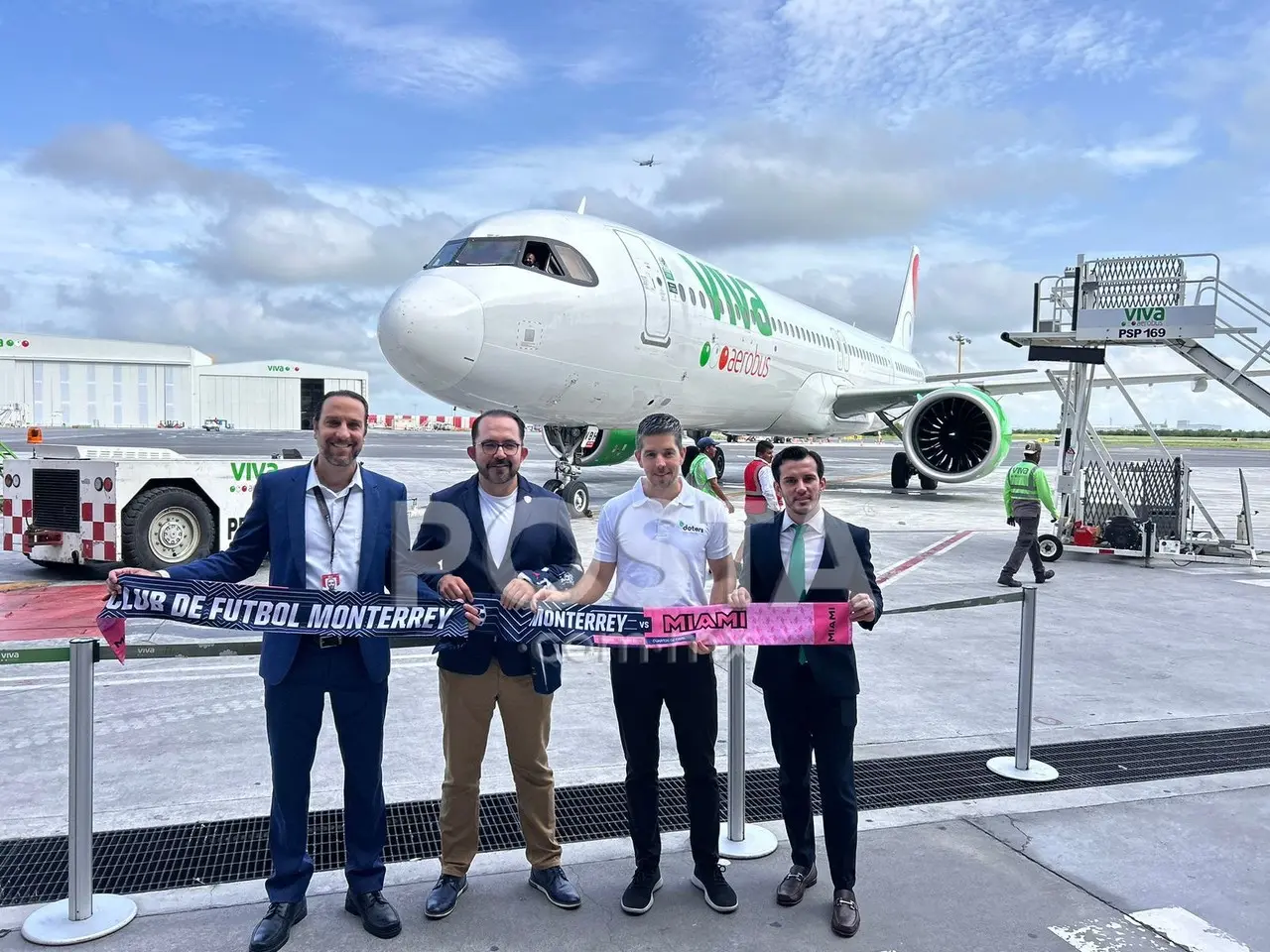 Las autoridades encabezadas por Juan Carlos Zuazua realizaron el corte del listón del primer vuelo a Miami. Foto. Rosy Salazar