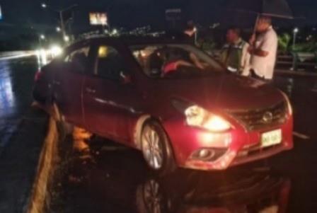 El auto que participó en el choque con el motociclista. Foto: Protección Civil de Nuevo León.