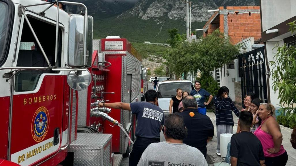 Reparte Bomberos Nuevo León agua en colonias de Santa Catarina y García