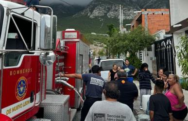 Reparte Bomberos Nuevo León agua en colonias de Santa Catarina y García