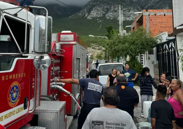 Reparte Bomberos Nuevo León agua en colonias de Santa Catarina y García