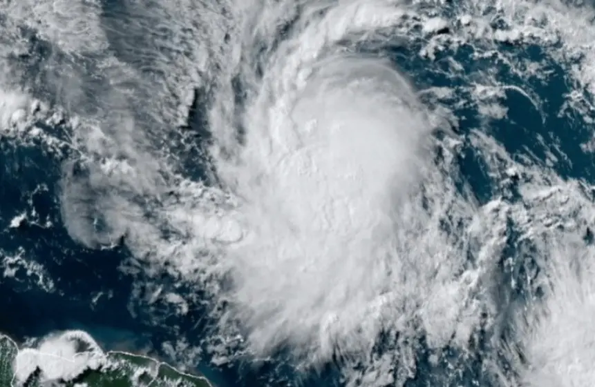 Beryl se ha convertido en el primer huracán de la temporada y espera que haga estragos en el sur de México. Foto AP.