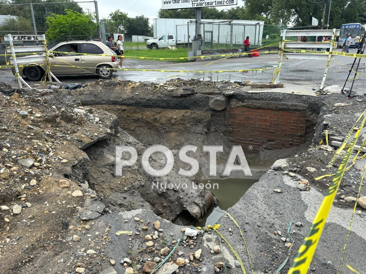 El tremendo orificio tiene preocupados a los habitantes de la colonia Residencial Monteverde, ya que en días muy lluviosos el socavón prácticamente desaparece y vehículos o personas podrían caer en él. Foto: POSTA.