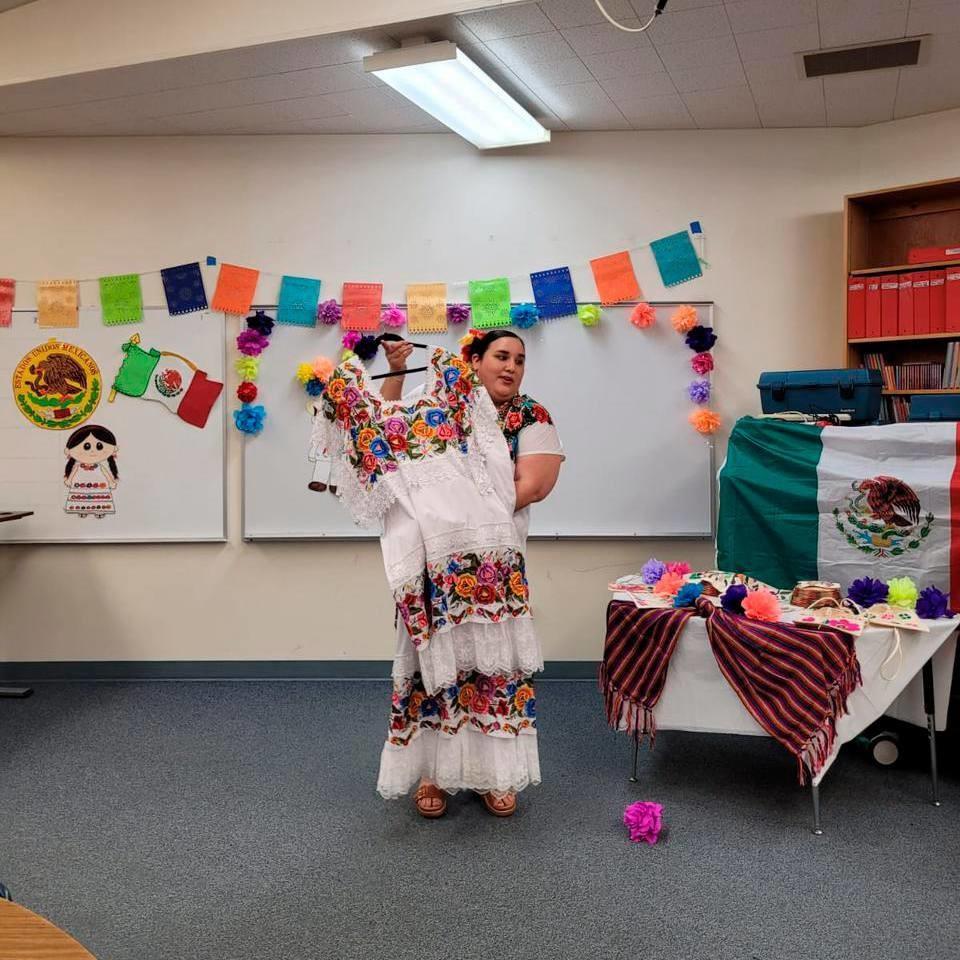 La maestra Alicia Romero viajó a Estados Unidos para impartir un taller en el que mostró parte de las tradiciones yucatecas a alumnos y padres de familia de la escuela Pioneer Elementary School de Ontario, Oregón.- Foto de la Segey