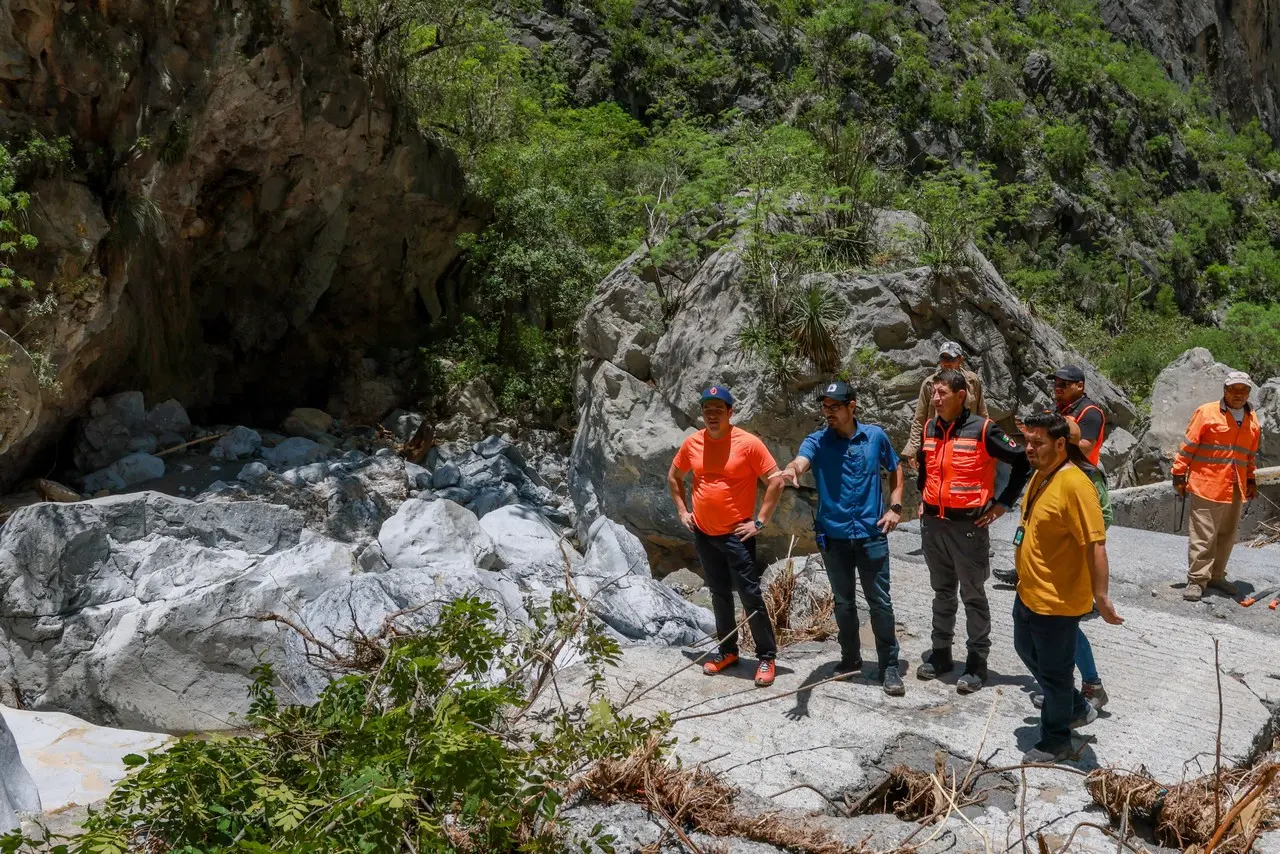 David de la Peña Marroquín, alcalde de Santiago y Samuel García, gobernador de Nuevo León; durante el recorrido por las zonas afectadas en la sierra de Santiago. Foto: Gobierno de Santiago