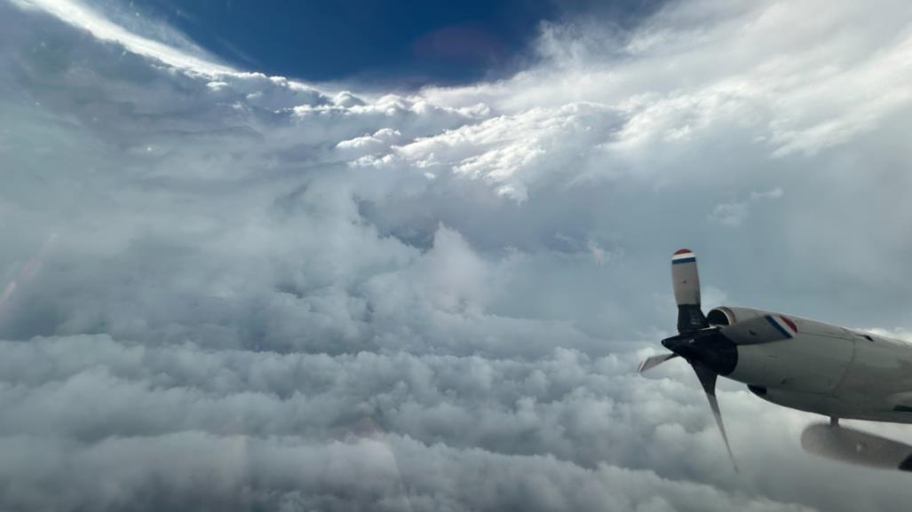 Avión cazahuracanes :Impactantes imágenes desde el ojo del huracán Beryl (VIDEO)