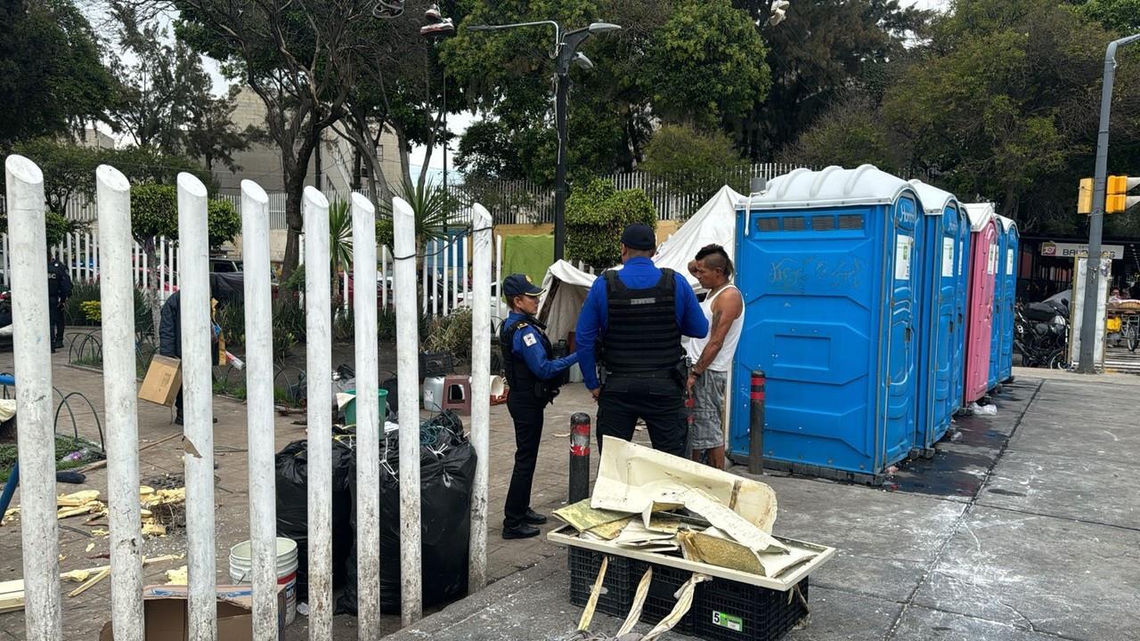 Elementos policiales y persona agredida. Foto: Ramón Ramírez