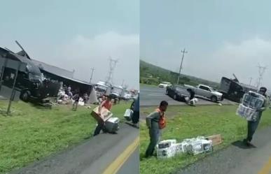 Vuelca tráiler en la carretera Monterrey-Saltillo y le bajan el papel higiénico 