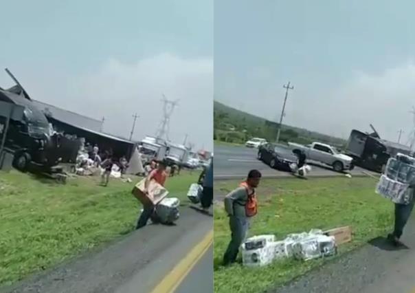 Vuelca tráiler en la carretera Monterrey-Saltillo y le bajan el papel higiénico 