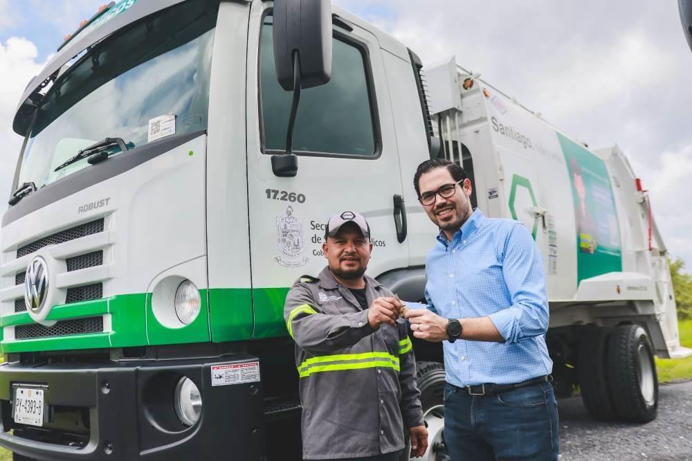 Santiago entregó tres nuevos camiones recolectores de basura. Foto. Gobierno de Santiago